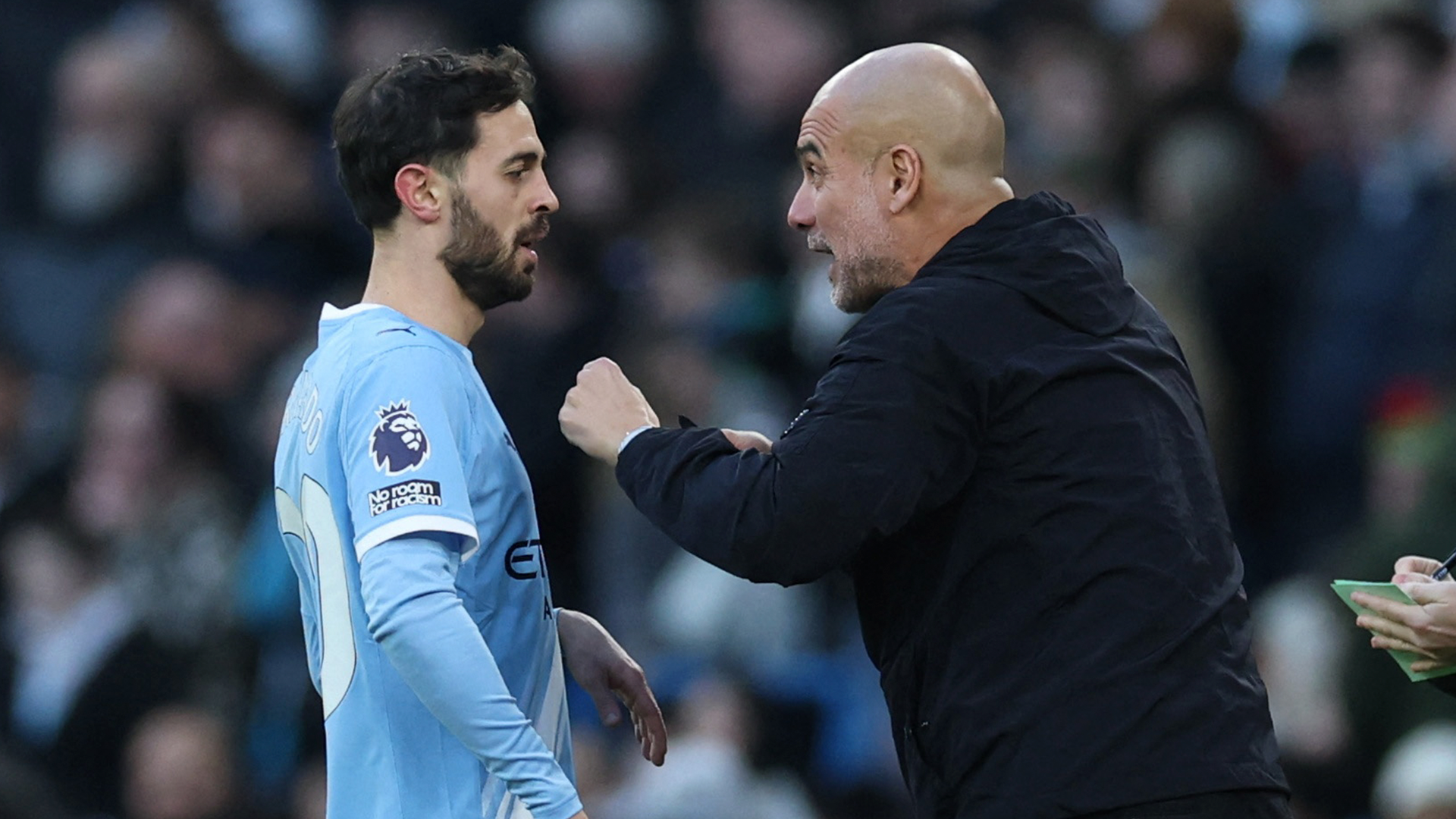 Bernardo Silva y Pep Guardiola durante un partido del Manchester City.